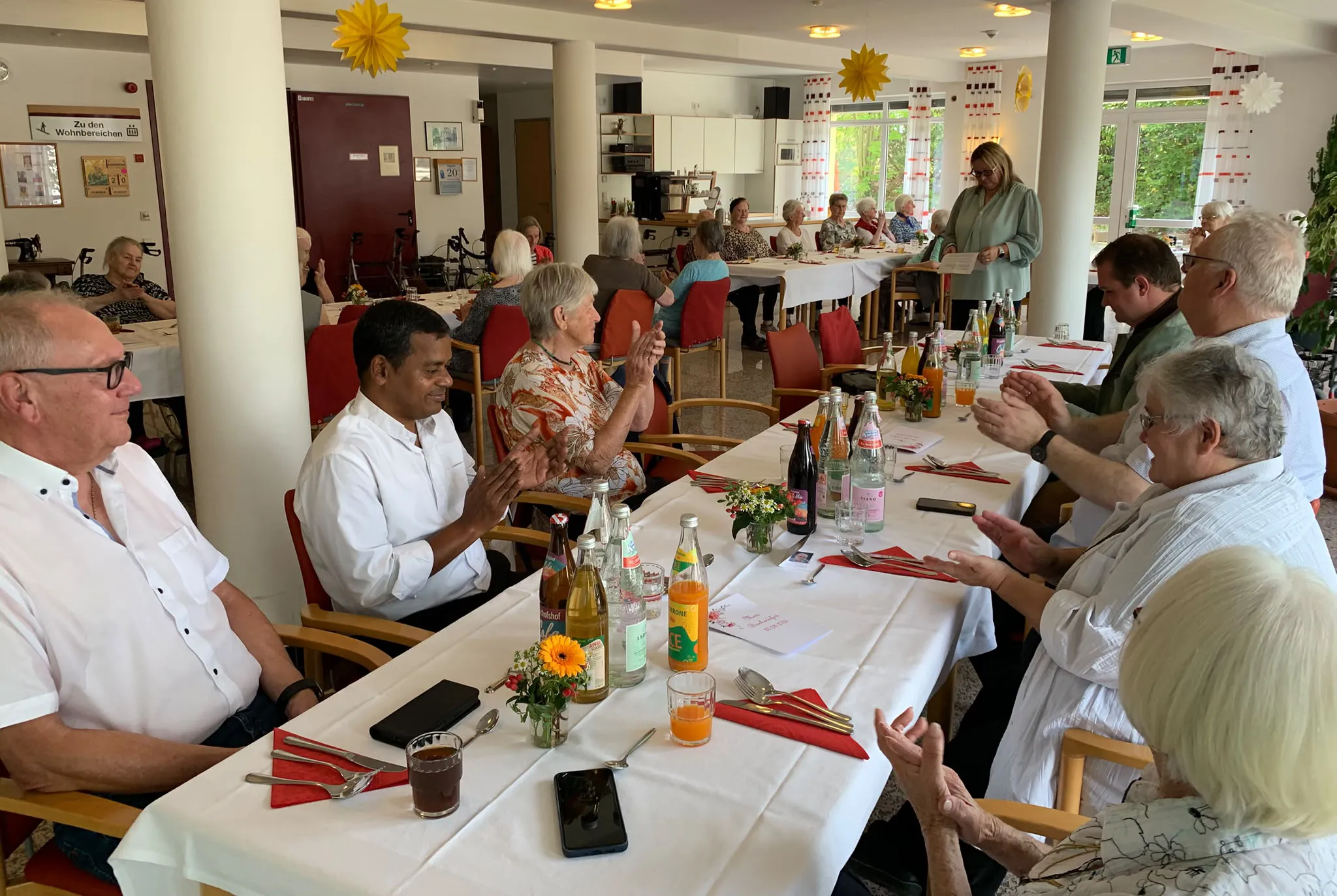 Personen sitzen am Tisch